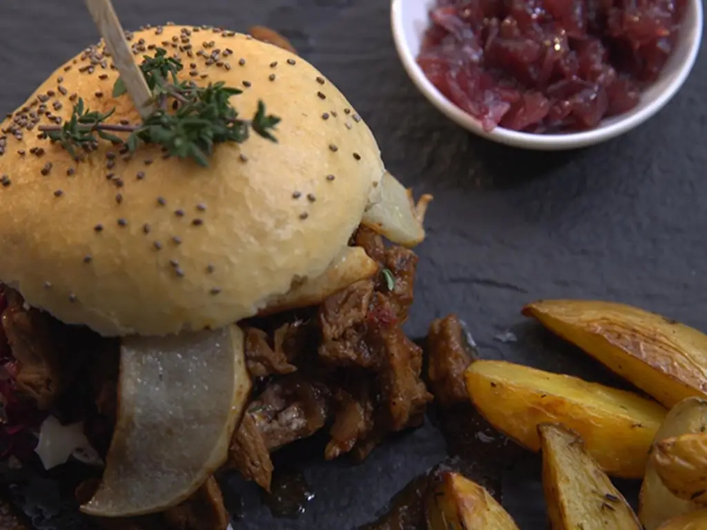 Праздничный бургер, салат из красной капусты с грецкими орехами и клюквой