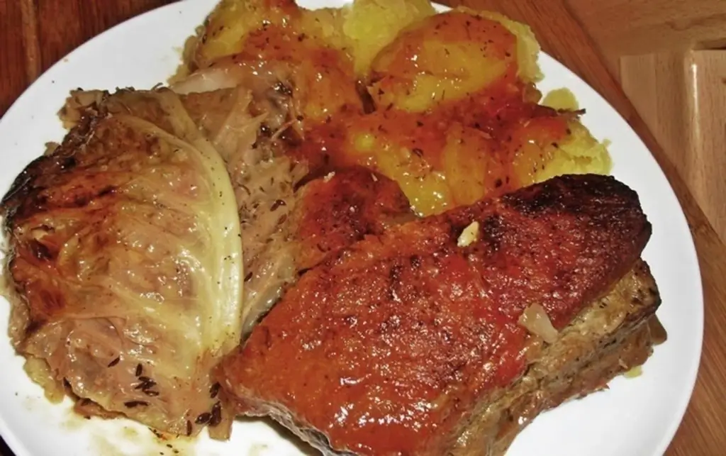 Ребрышки в духовке с тушеной савойской капустой