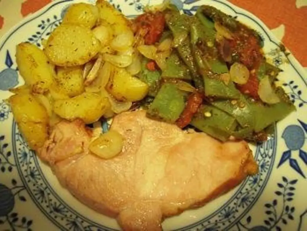 Фасоль стручковая с помидорами, картофелем и мелким сыром