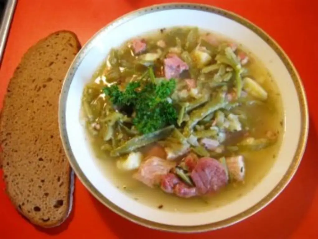 Кислая фасоль по-рейнски со свиной рулькой