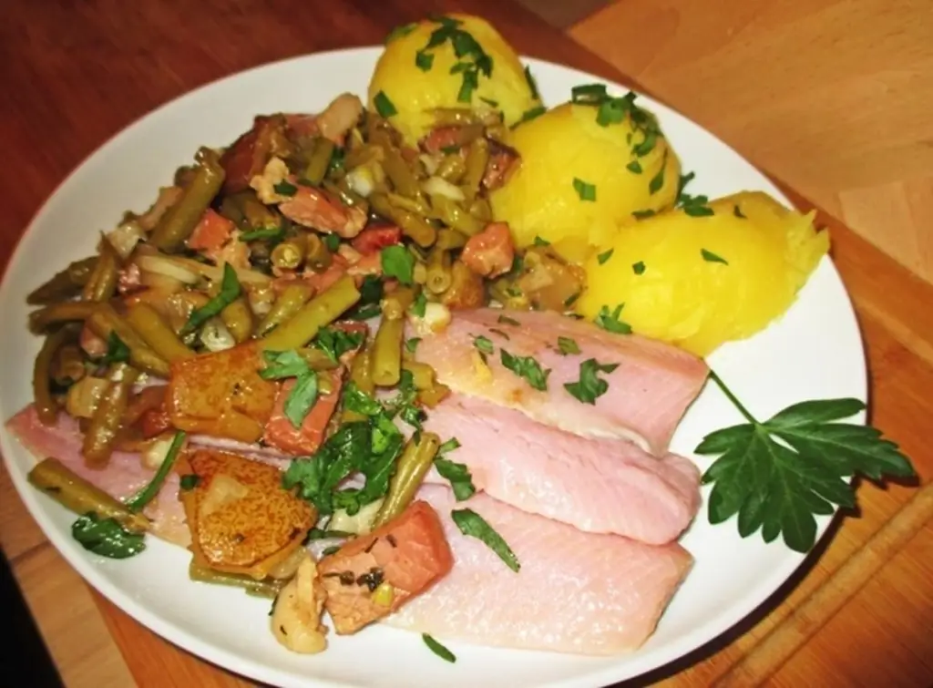 Копченый матье с грушей, фасолью и беконом