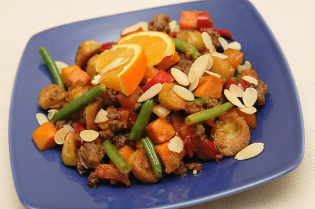 Брюссельская капуста на сковороде с мясным фаршем и сладким картофелем