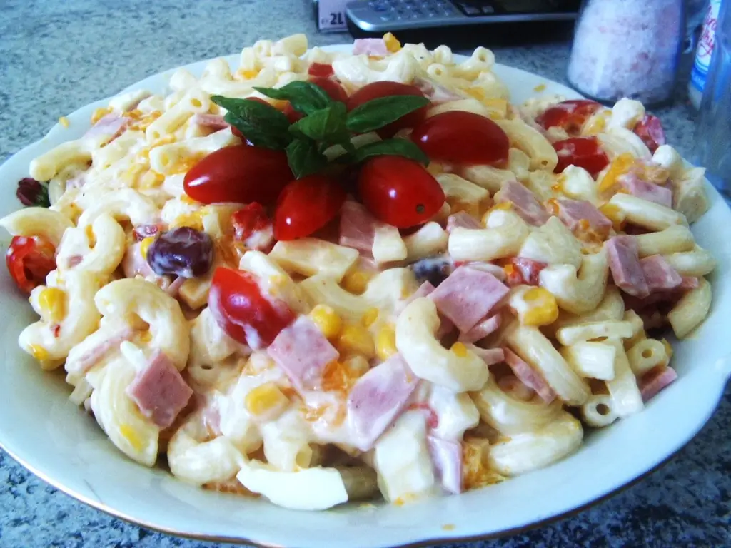 Салат из макарон на шашлык