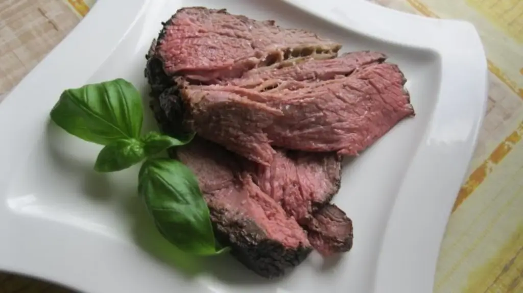 Розовый жареный кусок говядины