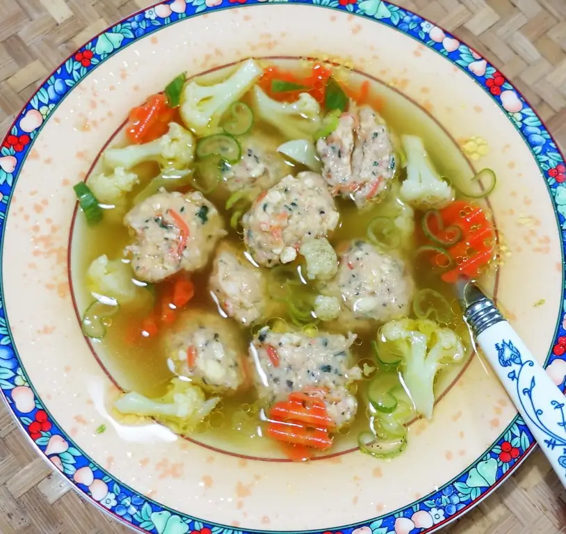 Суп с креветочными шариками и овощами а-ля Легиан