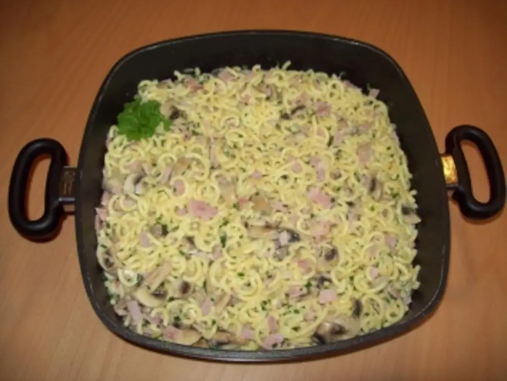 Паста с ветчиной и грибами