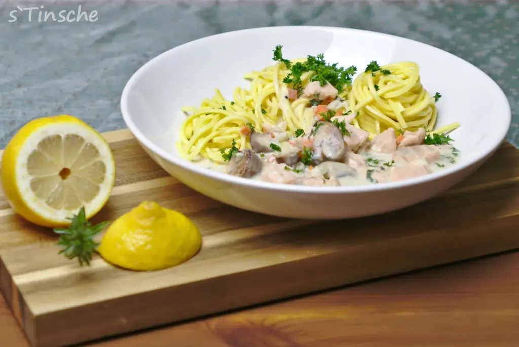 Рагу из лосося с макаронами