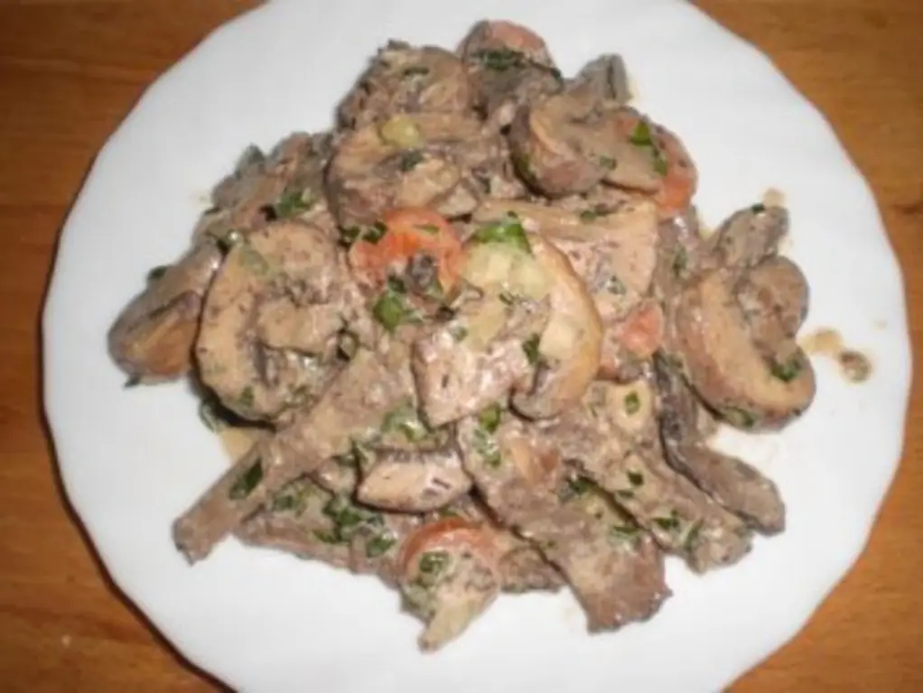 Салат из говядины с морковью и маслом