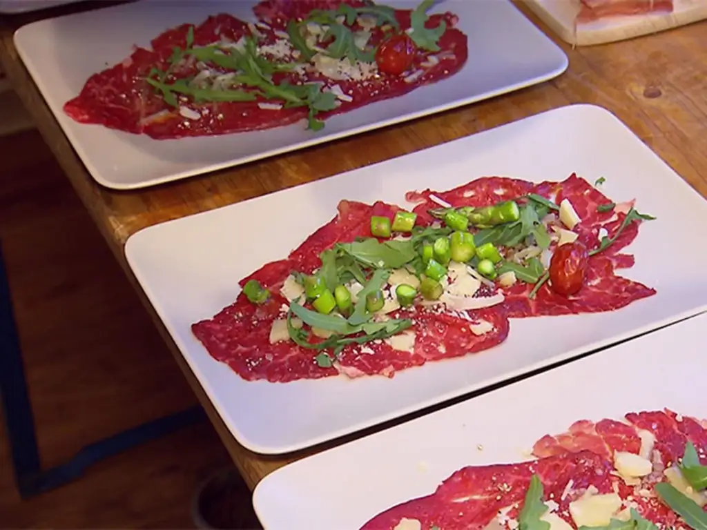 Карпаччо из говядины верде с рукколой, спаржей и каперсами