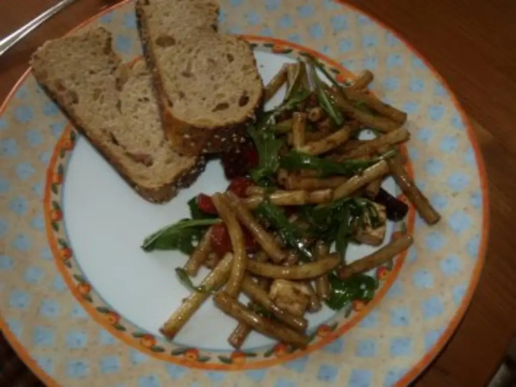 Салат из макарон с рукколой