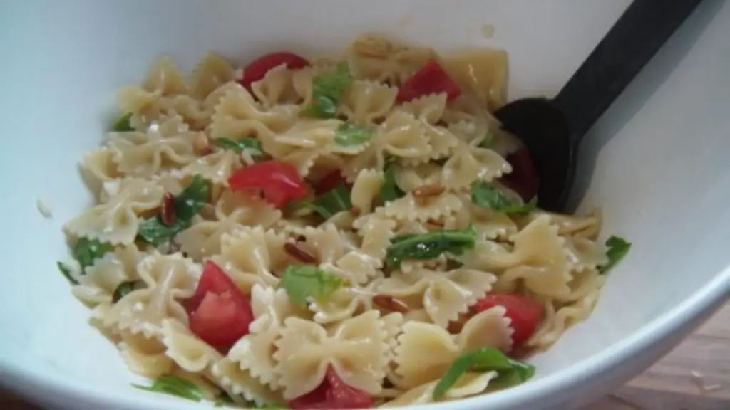 Салат Фарфалле с рукколой