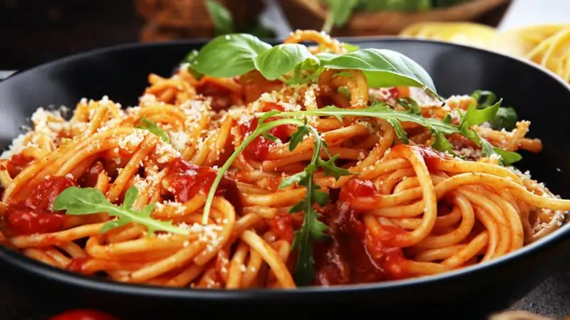 Летняя паста с куриной грудкой и рукколой