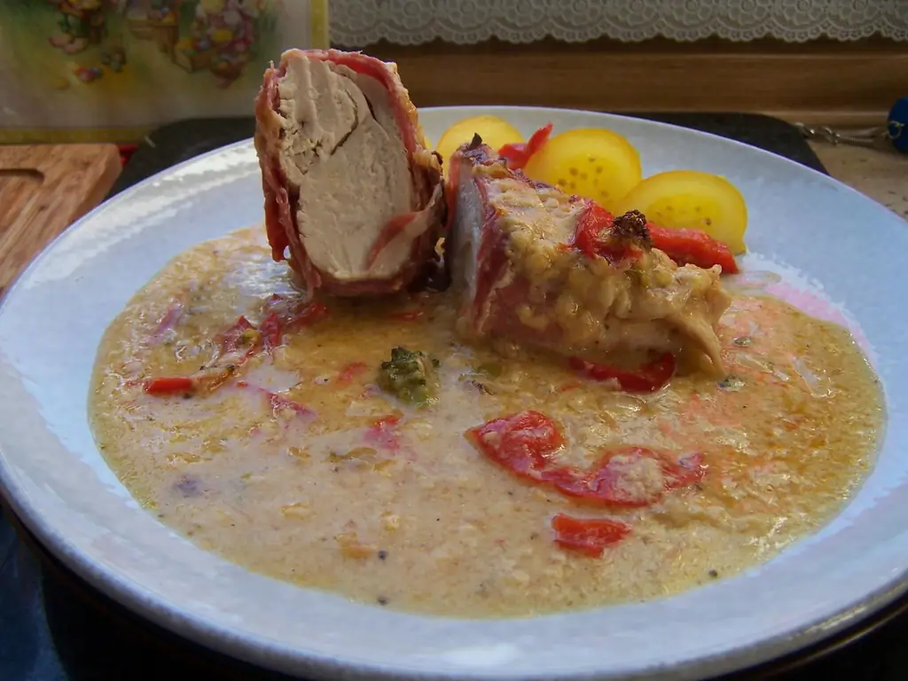 Куриная грудка в соусе бешамель с овощами