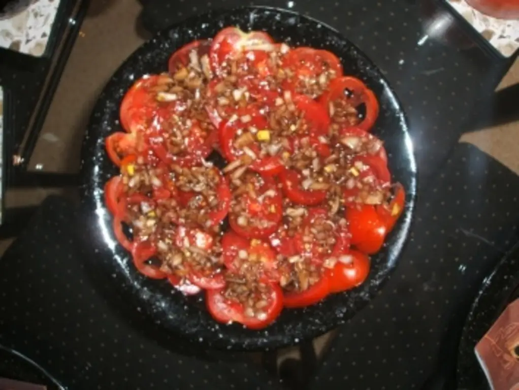 Томатный салат с помидорами и луком