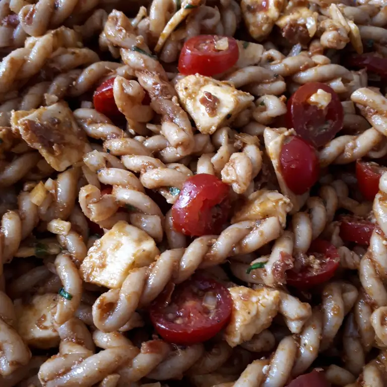 Салат из макарон Ширинс с соусом песто