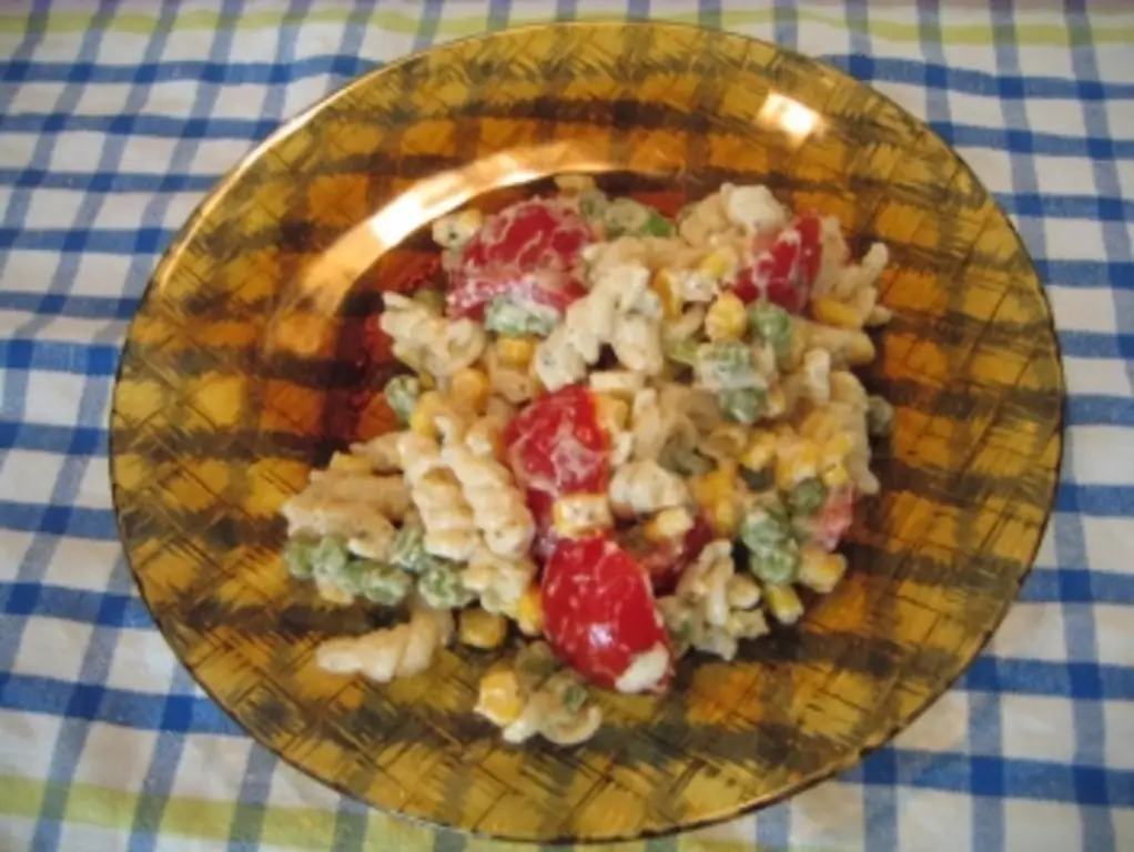 Салат из макарон с помидорами