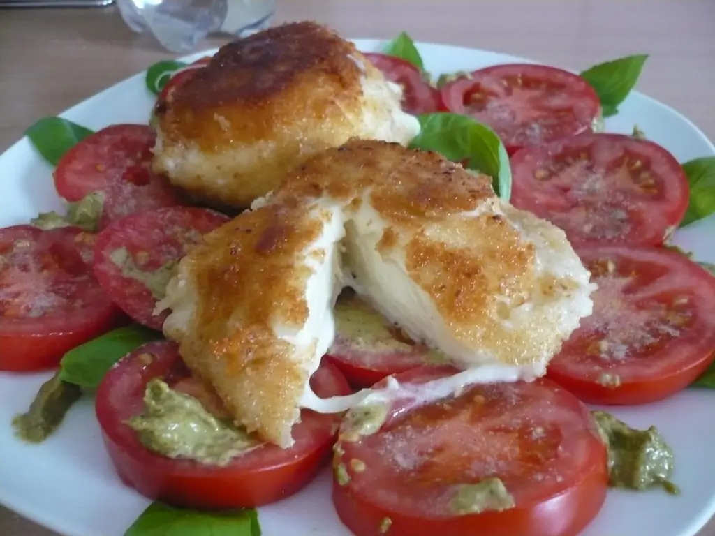 Запеченная моцарелла с соусом песто