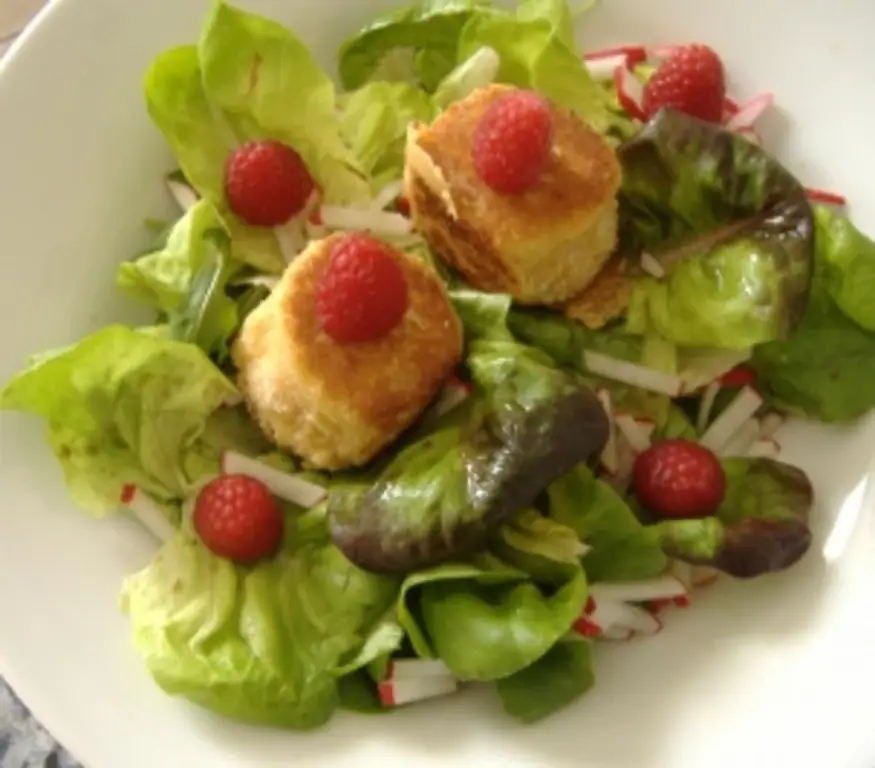 Летний салат с запеченным козьим сыром и малиной