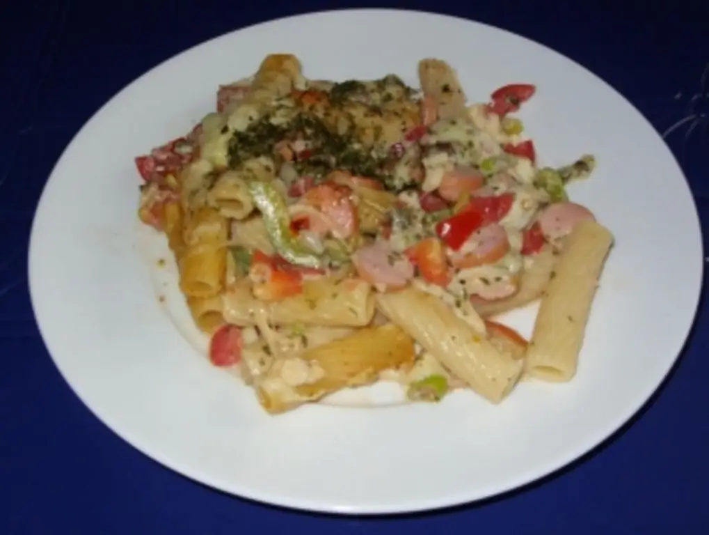 Запеканка из макарон с овощами и большим количеством сыра