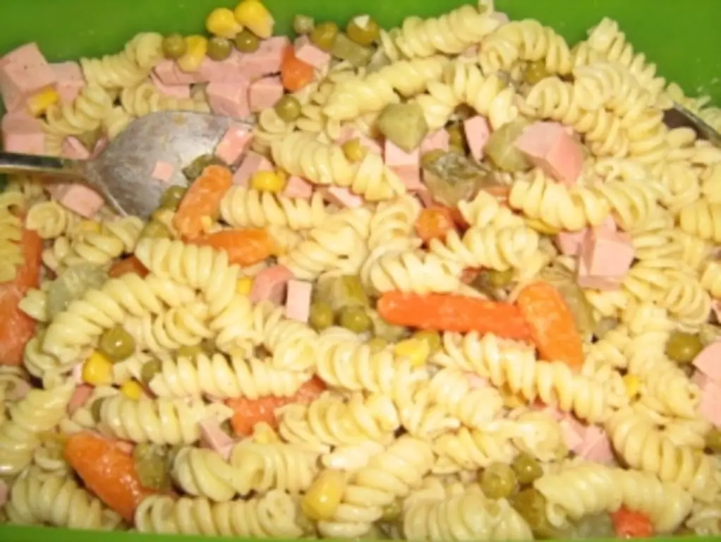 Салат из макарон с лапшой и кукурузой