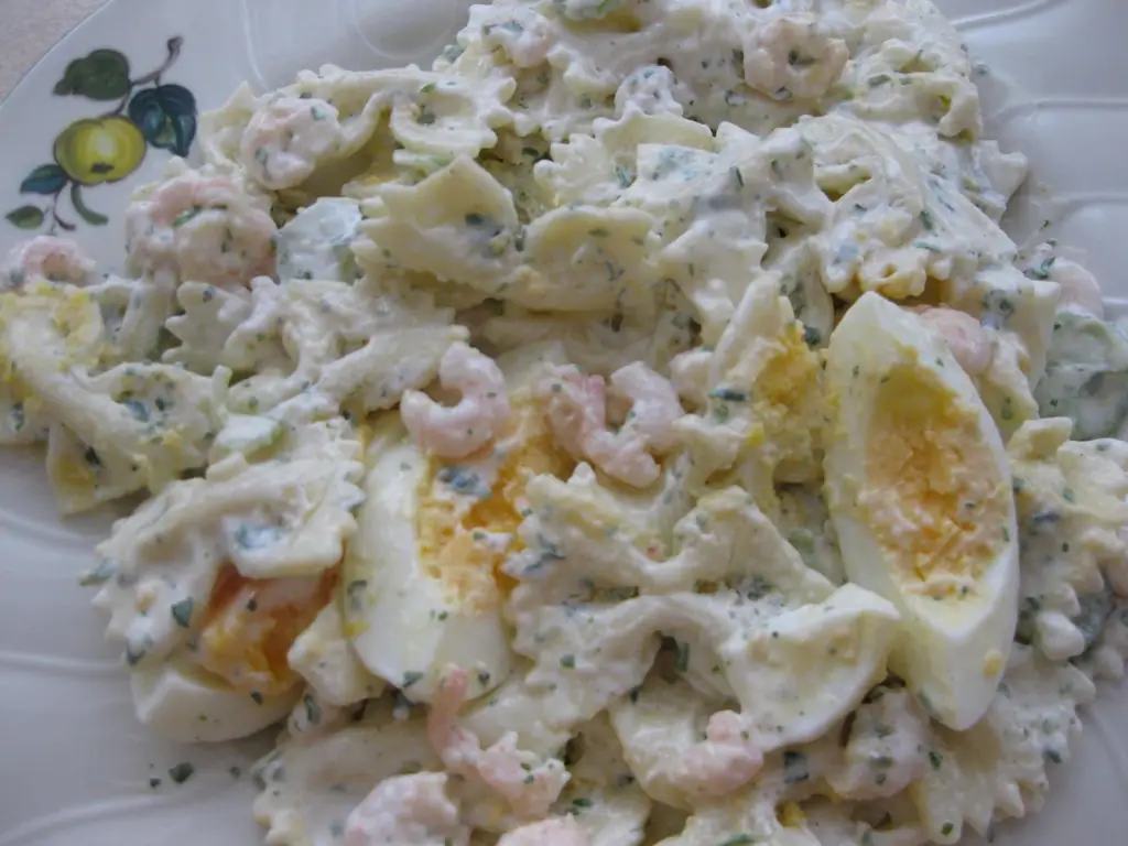 Салат из макарон с креветками