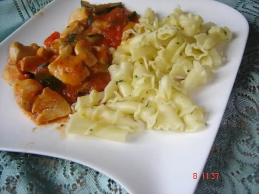Тосканское куриное рагу с пастой с пармезаном