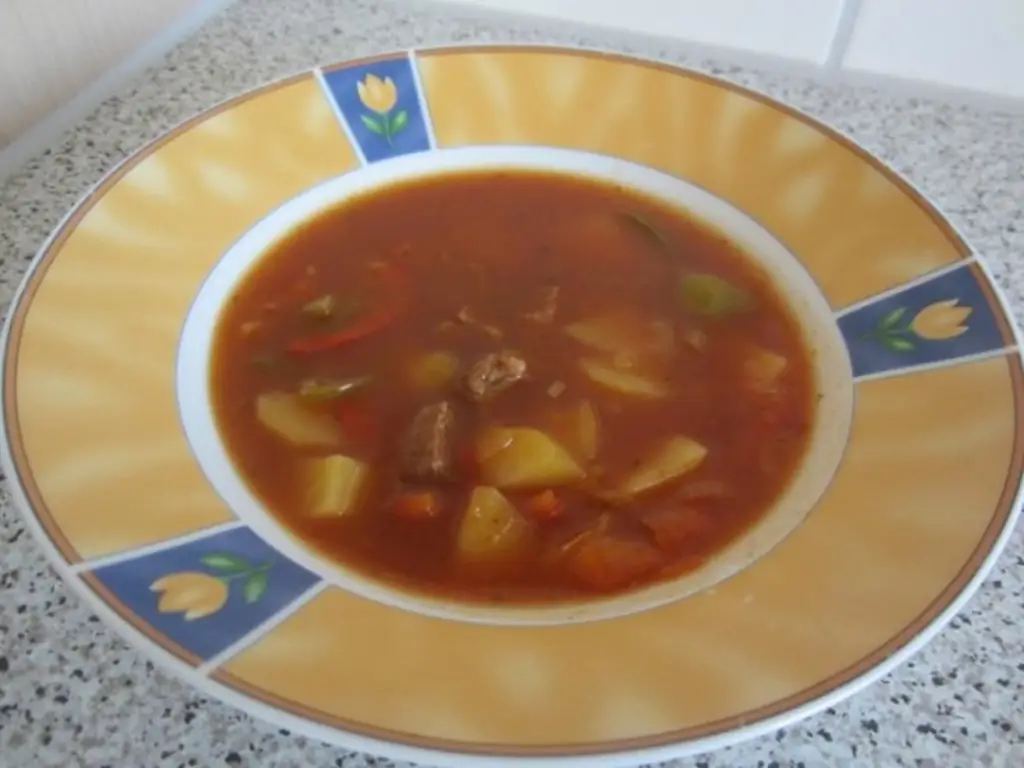 Суп-гуляш с луком и перцем