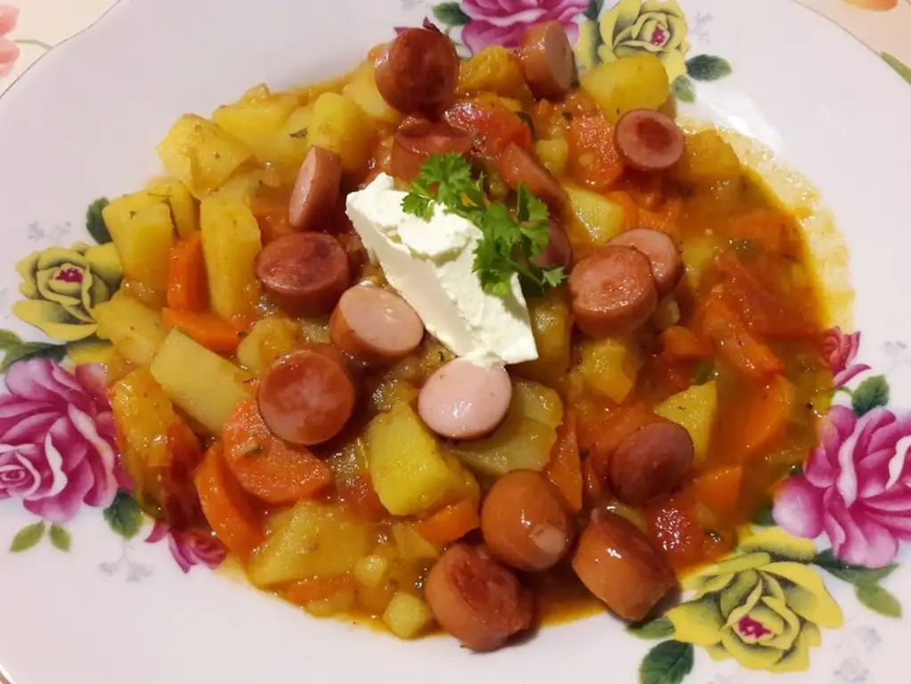 Картофельный гуляш с венскими сосисками