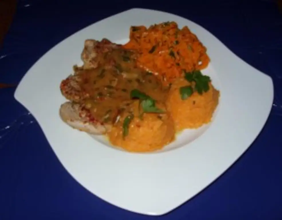 Медальоны из филе с морковью и пюре из сладкого картофеля