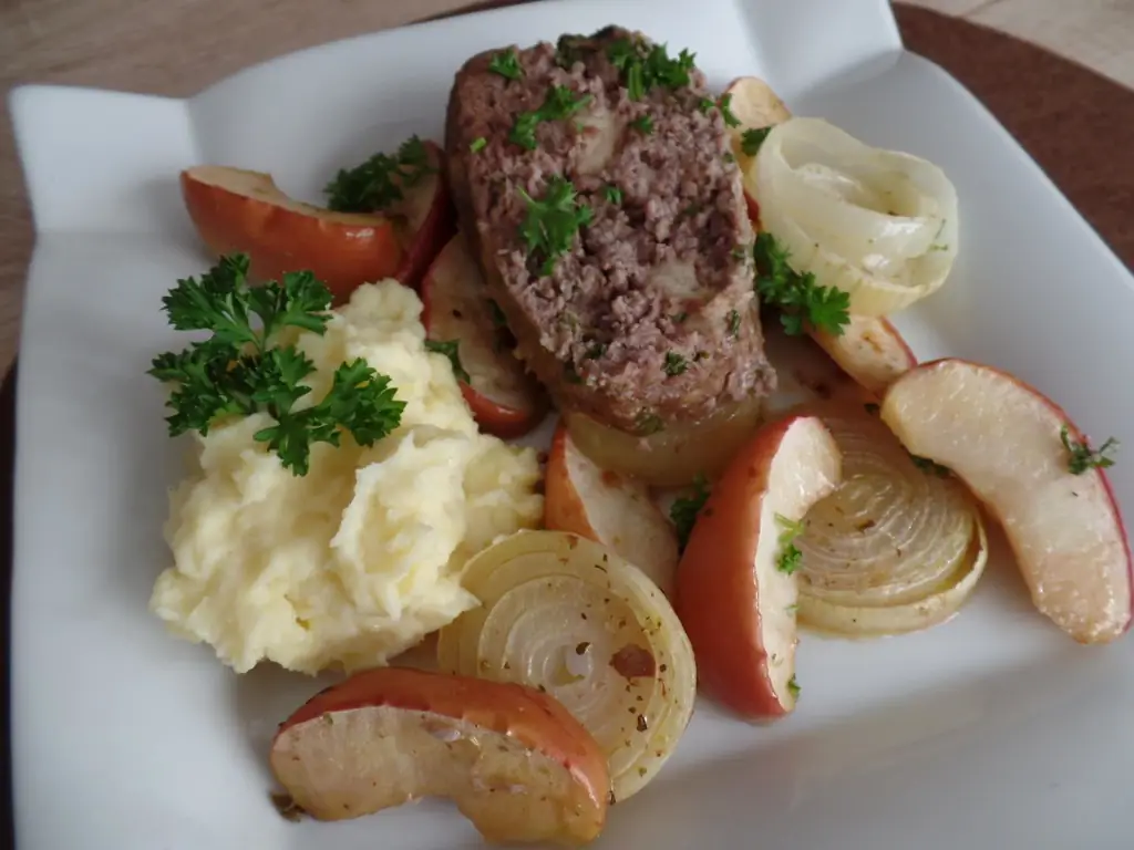 Мясной рулет с яблоками и луком