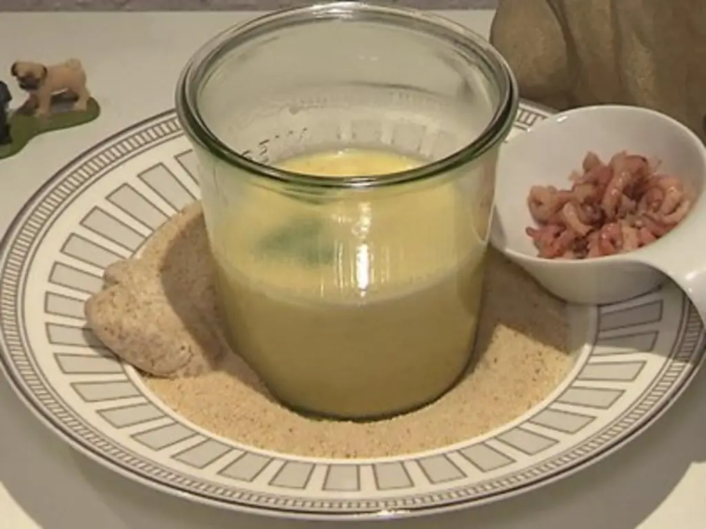 Сливочный картофельный суп с креветками, подается в стеклянной банке