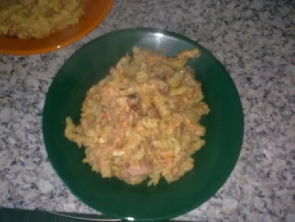 Жареная лапша с яйцом и сыром