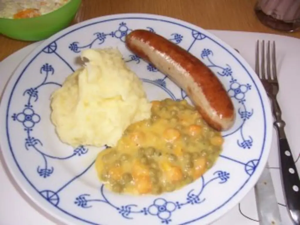 Братвурст с картофельным пюре и овощами