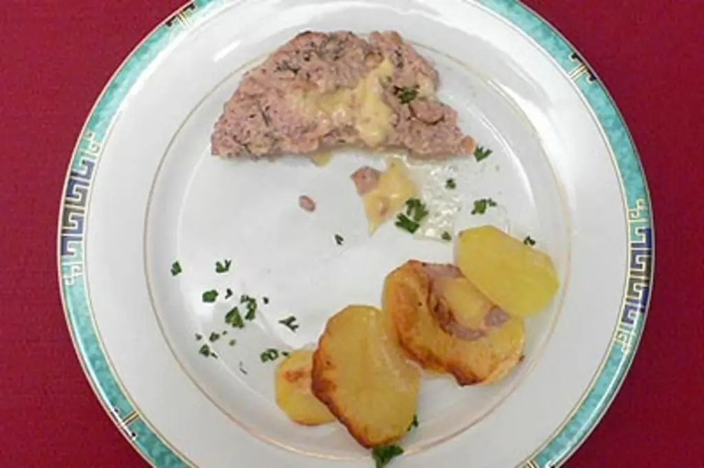 Мясной рулет на картофельном гратене