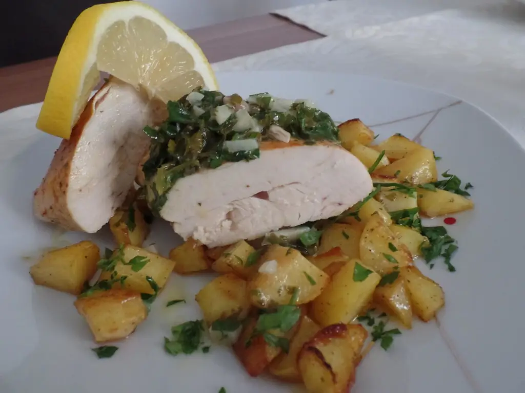 Куриная грудка и картофель из консервной банки с маслом с травами