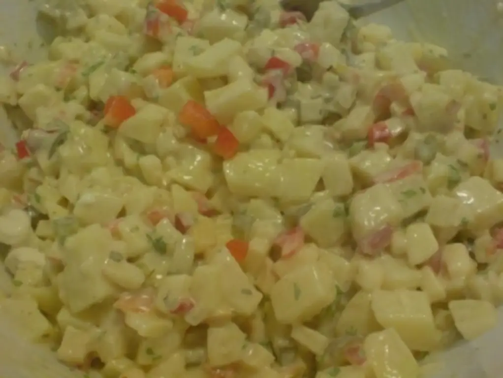 Салат "Красочный картофельный салат"