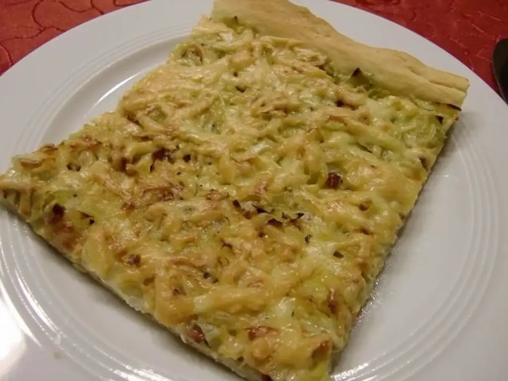 Пицца с луком-пореем и нарезанной кубиками ветчиной