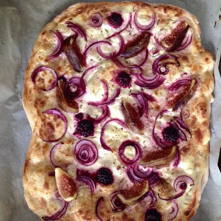 Flammkuchen с козьим сыром и инжиром