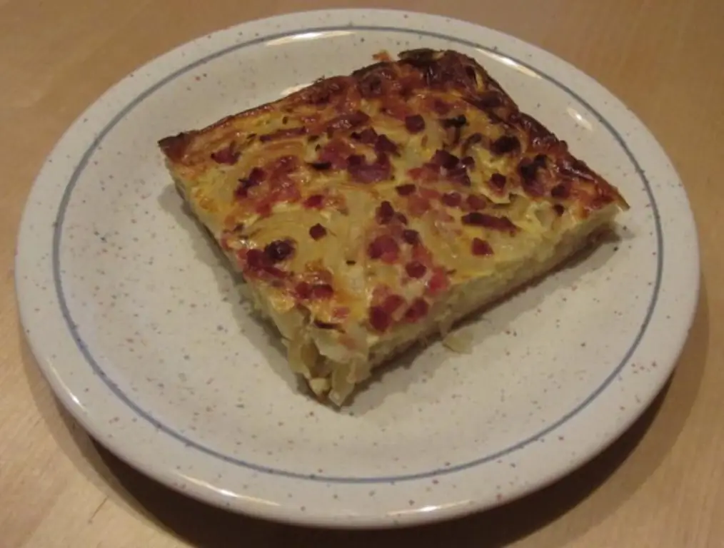 Луковый тарт с мукой и кубиками дрожжей