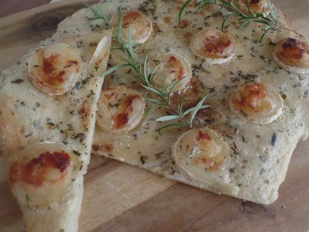Flammkuchen с козьим сыром и сиропом агавы