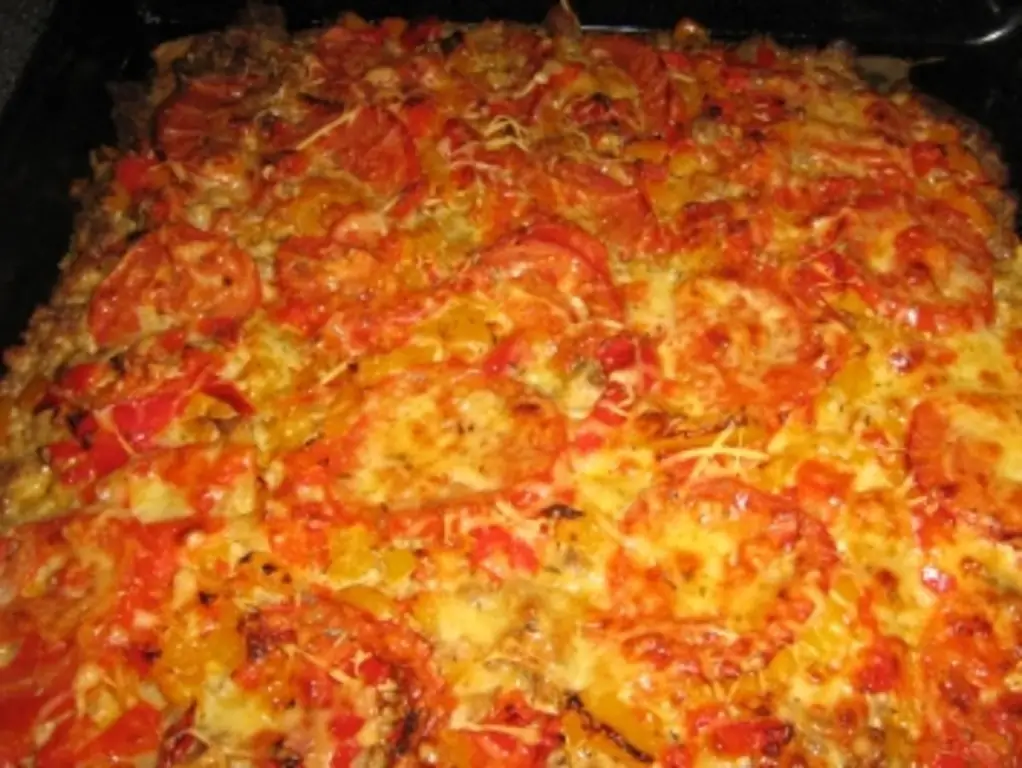 Тяжелый листовой пирог с мясным фаршем и овощами