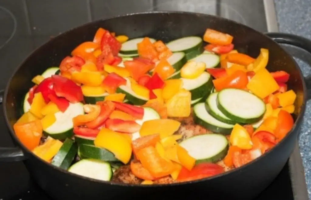 Куриные ножки с тушеными овощами и картофелем с розмарином