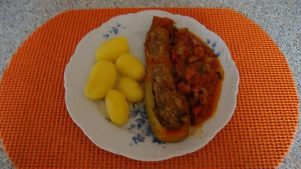 Фаршированные кабачки на грядке