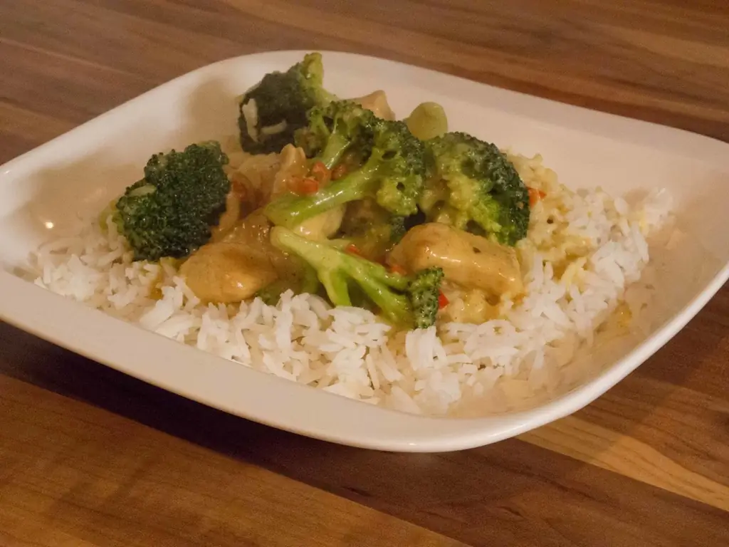 Карри из индейки с нарезанной кубиками грудкой индейки и брокколи
