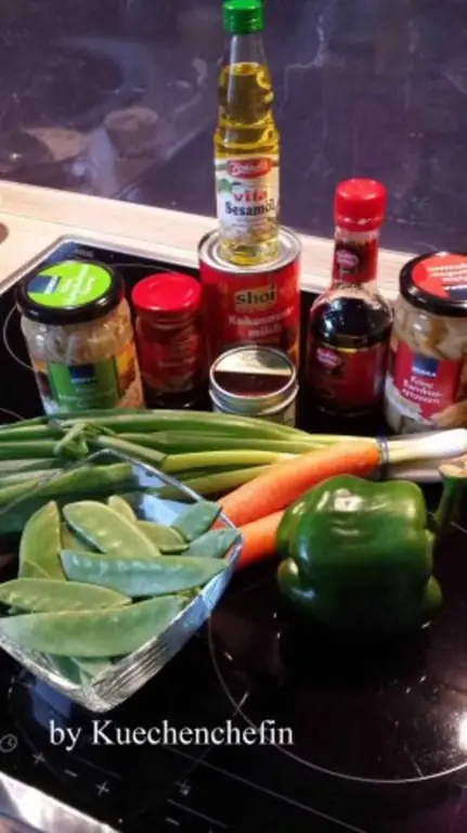 Вок с курицей и карри по-тайски