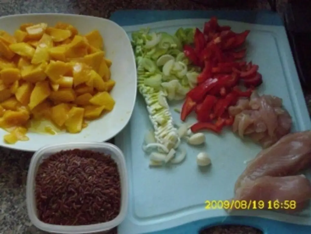 Мясо: Карри из куриной грудки с овощами и красным рисом