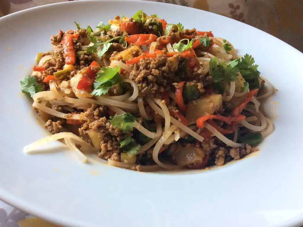 Салат из рисовой лапши с мясным фаршем и зеленой папайей