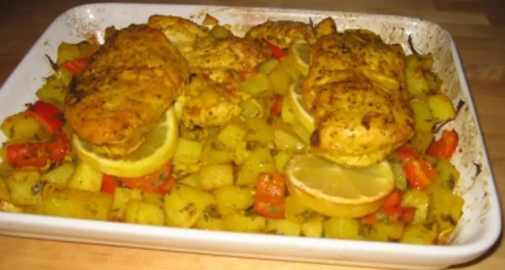 Куриная грудка, запеченная в духовке с лимонным картофелем "Бомбей"