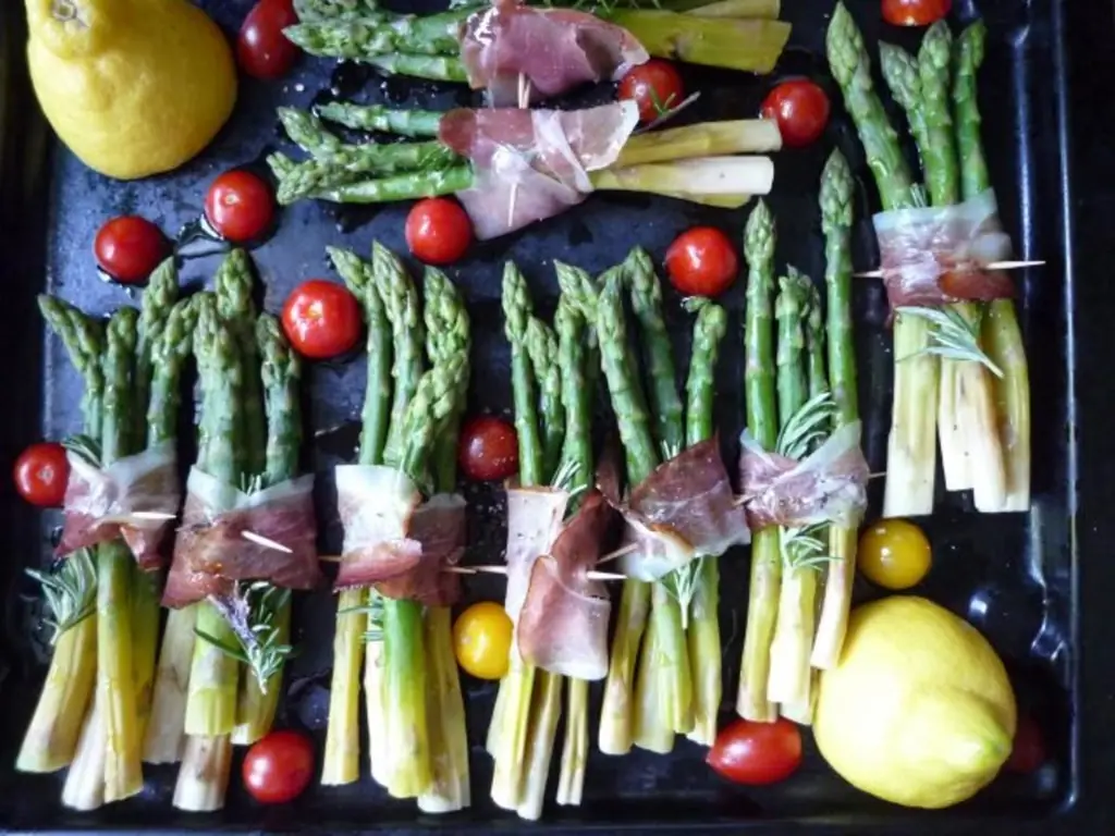 Жареная зеленая спаржа с розмарином, анчоусами и беконом