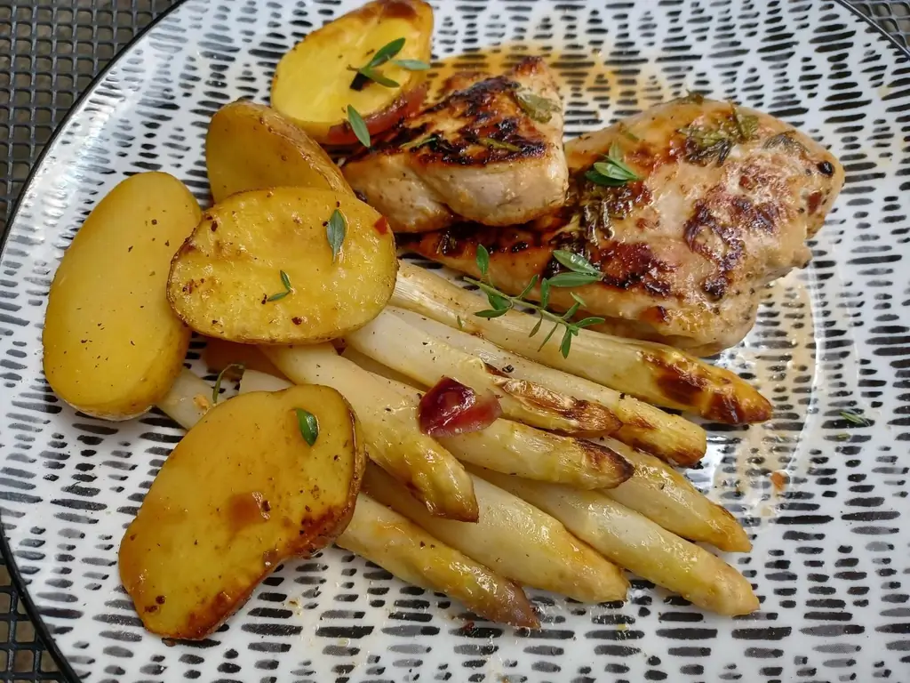 Куриная грудка, запеченная в духовке, со спаржей и картофелем